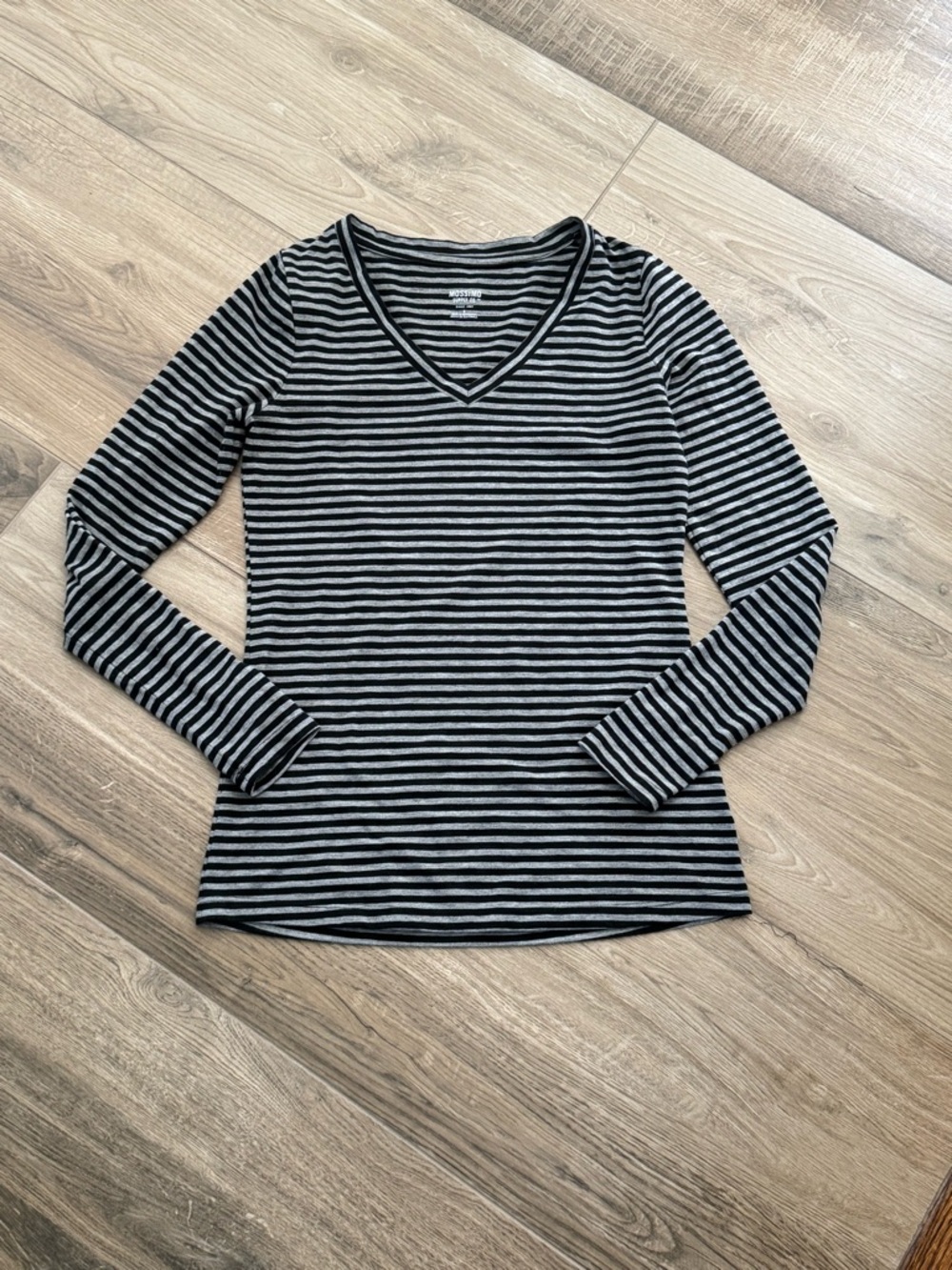 Mossimo - Black & Gray Striped V-Neck Long Sleeve Top
